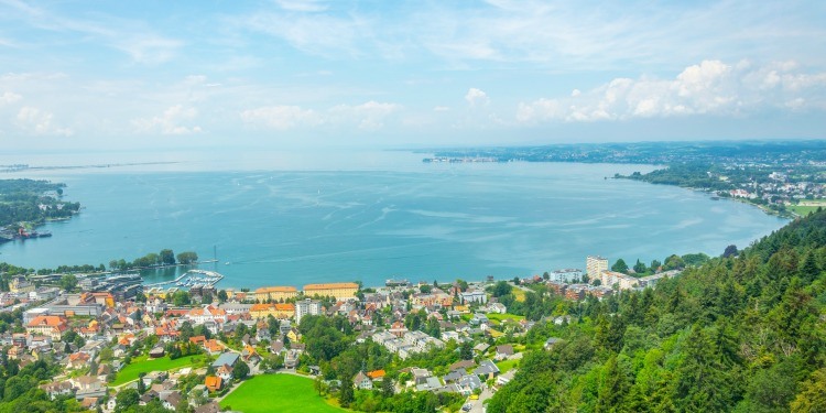 Panoramablick auf den Bodensee und Städte